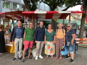 Oberbürgermeister Brütting und Hermann Schludi mit dem Comité de jumelage vor dem Stand von Saint Lô