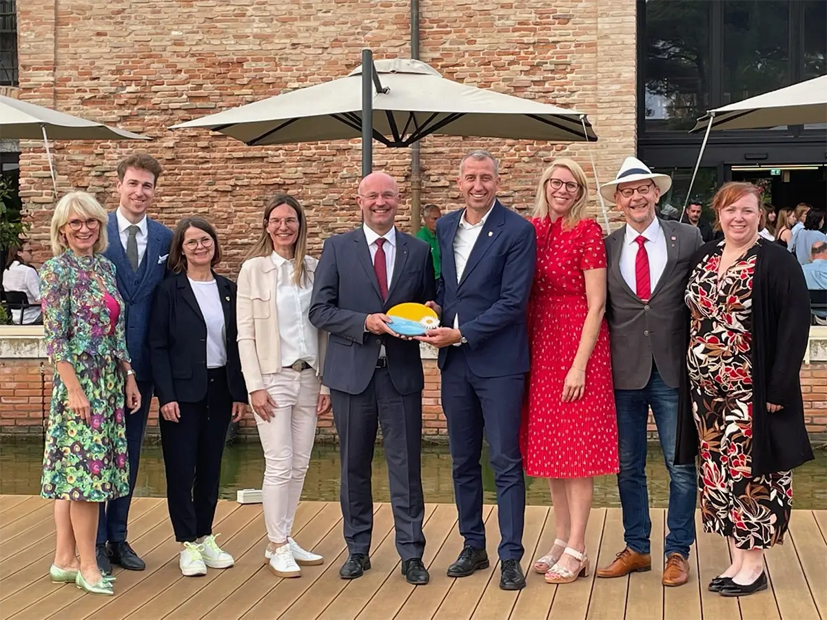 Vlnr: Sabine Kollmann (FW), Bennet Müller (B90/Grüne), Beate Schön (SPV Aalen), Heidi Schwarz, Bürgermeister Bernd Schwarzendorfer, Bürgermeister von Cervia Mattia Missiroli, Heike Brucker (CDU), Josef Mischko (SPD), Judith Wittmann (Stadt Aalen) - Foto: Stadt Aalen