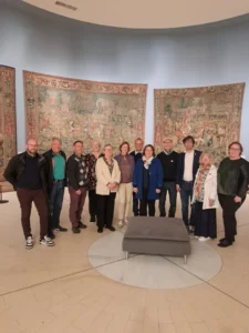 Stadtkämmerin Daniela Faußner und Bürgermeisterin Emmanuelle Lejeune (beide mittig) mit Stadtvertreter:innen aus Saint-Lô, Saint-Ghislain, Christchurch und Aalen im Musée d’art et d’histoire de Saint-Lô